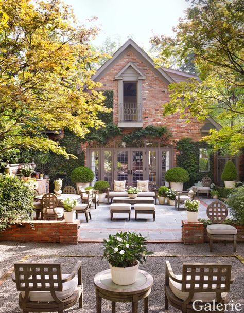 The terrace of a Louisiana house renovated by Lee Ledbetter, with landscape design by Sawyer | Berson. - photo: Pieter Estersohn Sawyer Berson, Louisiana House, Monroe Louisiana, Louisiana Homes, Small City, Outdoor Decorating, Atlanta Homes, Entry Hall, The Terrace