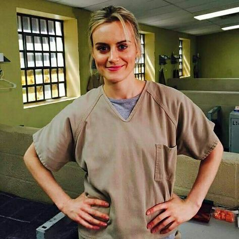 Piper -Orange Is The New Black Oitnb Memes, Taylor Schilling Laura Prepon, Oitnb Cast, Prison Outfit, Piper Chapman, Alex And Piper, Taylor Schilling, A T, Vanessa Kirby