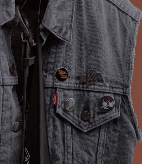 eddie munson jacket rock metal Eddie Munson Jacket, Eddie Munson Outfit, Eddie Munson Cosplay, Eddie Munson Aesthetic, Aesthetic Characters, Rocker Jacket, Rock N Roll Aesthetic, Hollywood Arts, Dad Aesthetic