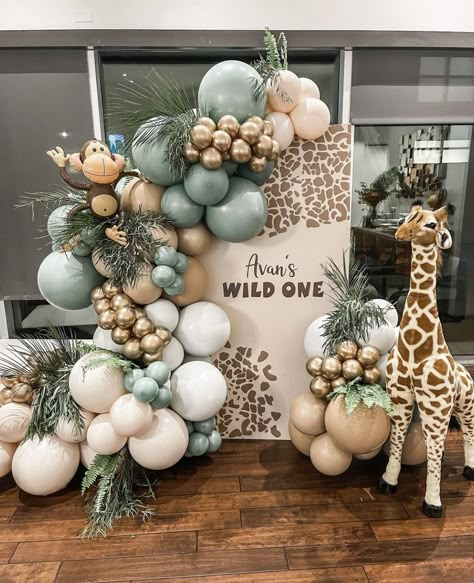 Trending Party Decor, Safari Balloons, First Birthday Decorations Boy, Giraffe Birthday Parties, Wild Baby Shower, Chiara Backdrop, Jungle Theme Birthday Party, Birthday Boards, Jungle Thema