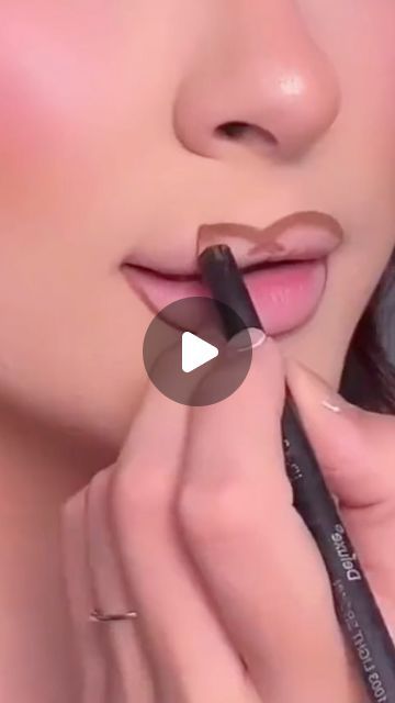 Meenas al_hiyari on Instagram: "Best lipstick hack 💄#makeup #makeuptutorial #lipgloss #lipmatte #lipshacks #trend #beauty #beautytips #lipliner #fyp" How To Apply Lip Liner, Good Lip Combos, Things To Sell Online, Liner Styles, Lip Liner Tutorial, Quick Eye Makeup, Beauty Treatments Skin Care, Beauty Hacks Lips, Lipstick Hacks