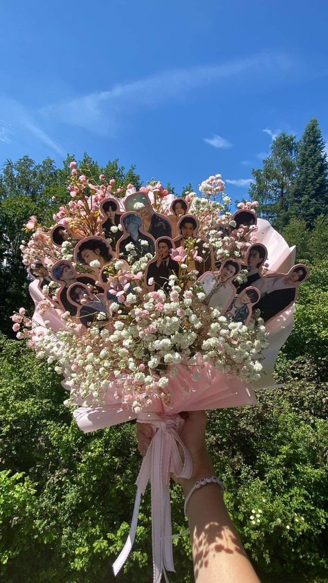 BTS bouquet gift Jungkook Flower Bouquet, Birthday Flowers Bouquet For Best Friend, Kpop Gift Basket, K Pop Bouquet, Enhypen Bouquet, 18th Birthday Gift Ideas For Best Friend, Bts Gift Ideas For Friends, Photocard Bouquet, Kpop Bouquet