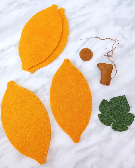 DIY Felt Pumpkins with Free Printable Pattern - The Yellow Birdhouse Felt Patterns Free, Fall Felt Crafts, Halloween Felt Crafts, Pumpkin Patterns Free, Fall Paper Crafts, Decorate For Fall, Fall Arts And Crafts, Felt Pumpkins, Felt Crafts Patterns