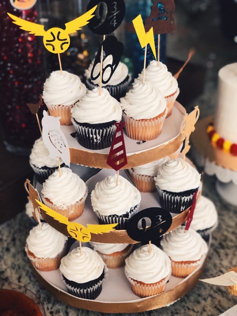 Cupcakes With Toppers, Harry Potter Party Food, Harry Potter Parties Food, Vanilla And Chocolate Cupcakes, Harry Potter Cupcakes, Coloured Icing, Harry Potter Birthday Party, Cupcake Display, Harry Potter Birthday