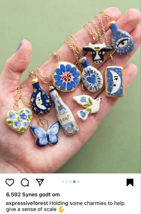 How To Make Polymer Clay Look Like Ceramic, Diy Beads Clay, Painted Polymer Clay Jewelry, Sculpey Clay Ideas Tutorials, Clay Charms Necklaces, Ceramic Beads Handmade, Ceramic Charm Necklace, Clay Pendant Necklace, Diy Ceramic Jewelry