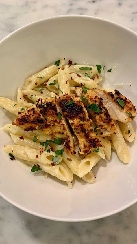 YansyCooks - cooking videos on Instagram: “This blows Olive Garden out of the water any day. Creamy, delicious, and easy to make Pasta Alfredo. You can make this with penne,…” Penne Alfredo Pasta, Easy To Make Pasta, Penne Alfredo, Fish Taco Sauce, Pasta With Chicken, Chicken Fillet, Pasta Alfredo, Beef Soup Recipes, Make Pasta