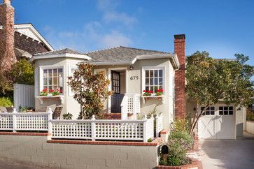 Beach Cottage Design, Laguna Beach House, Small House Living, Cottage Exterior, Beachy Decor, Beach Cottage Decor, Beach Bungalows, Beach Cottage Style, Design Exterior