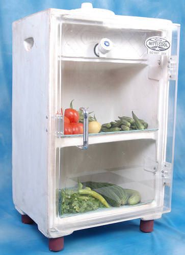 The Mitticool will keep vegetables and dairy relatively cold thanks to evaporation. Clay Refrigerator, Fridge Ideas, Owner Builder, Zero Energy, Astuces Diy, Cob House, Garden Pottery, Food Storage Boxes, Low Tech