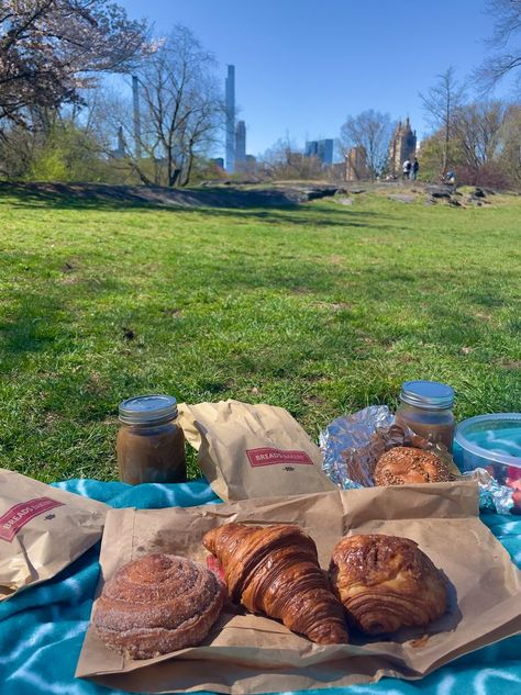 City Park Picnic Aesthetic, Spring In Central Park, Spring Central Park, Nyc Picnic Aesthetic, Central Park Picnic Aesthetic, Spring City Aesthetic, Spring Aesthetic City, Nyc Spring Aesthetic, Nyc Picnic