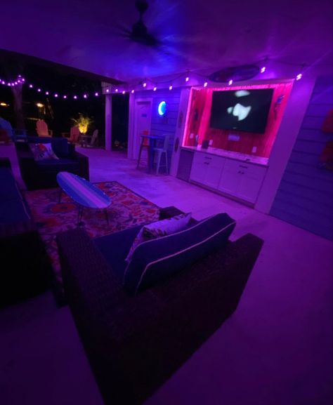 College Hangout Room Ideas, Small Chill Room Ideas Lounges, Hangout Room Ideas Woman Cave Cozy, Garage Makeover Hangout, Basement Ideas Aesthetic, Cool Hangout Rooms, Small Garage Hangout Ideas, Aesthetic Basement Hangout, Basement Hangout Ideas Teen Lounge