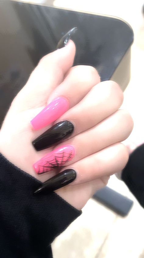 Goth Aesthetic Nails Acrylic, Pink And Black Spider Web Nails, Emo Pink Nails, Scene Nails Acrylic, Draculaura Inspired Nails, Cute Emo Nails, Cute Goth Nails, Punk Nails Grunge, Emo Acrylic Nails