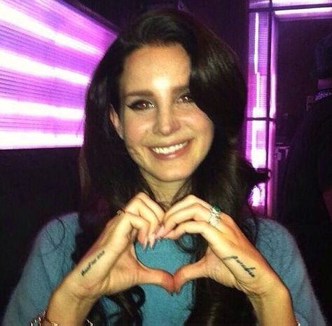 Lana Del Rey making a heart to her fans at a concert Lana Del Rey Love, Lana Rey, Elizabeth Grant, Brooklyn Baby, Lust For Life, Lana Del Ray, Living Legends, Manado, Her Music