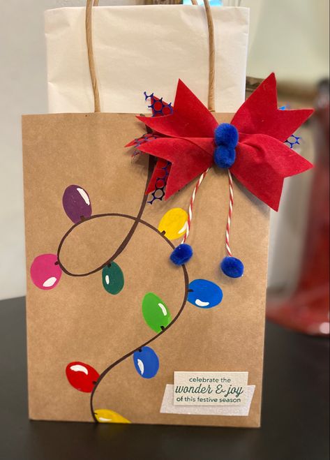 Diy Decorated Christmas Gift Bags, Christmas Brown Bag Ideas, Painted Paper Bags, Painted Gift Bags Christmas, Brown Gift Bag Decorating Ideas, Painted Christmas Gift Bags, Christmas Bags Ideas, Gift Bag Ideas Christmas, Christmas Bag Decorating Ideas