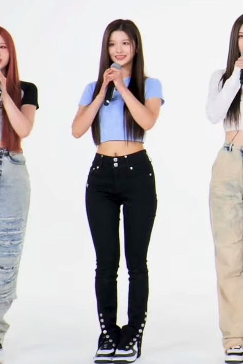 Thick Kpop Female, Sullyoon Airport Fashion, Kpop Idol Body Claim, Sullyoon Body Shape, Kpop Female Idols Body Goals, Sullyoon Body, Kpop Body, Bangs With Medium Hair, Airport Outfit