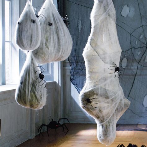 This looks really easy to do on my own - just take a skeleton and some trash bags, wrap them up in spider-webs and cheesecloth, and hang - easy and done! Spider Web Halloween Decorations, Martha Stewart Halloween, Casa Halloween, Man Spider, Spider Webs, Halloween Spider Web, Halloween 2019, Halloween Inspiration, Halloween Spider