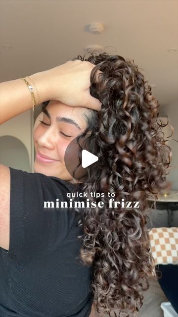 Keisha Kira on Instagram: "THE easiest ways to get more definition and less frizz💚 ad One of the most asked questions I am asked is the best way to get rid of frizz - so I have tried to narrow it down to 12 easy tips that I use when I know for sure I want a super defined and minimal frizz wash! Just to be super clear though, curly hair is always likely to come with at least a little frizz - and its very normal. I still have a touch of frizz even after all those steps! However, its way less than if I skipped out on them all💓 please don’t bully yourself over frizz, it really is normal I used all @curlsmith_official products for this washday! I started with: 💚@curlsmith_official frizz rescue duo conditioner 💓To prep and prime my curls and add moisture Then followed with: 💚@curlsm Stop Frizzy Hair Curls, How To Get Rid Of Frizz, Really Curly Hair, Curly Hair Ponytail, Frizz Free Curls, Curly Hair Types, Frizz Free Hair, Most Asked Questions, Wavy Curly Hair