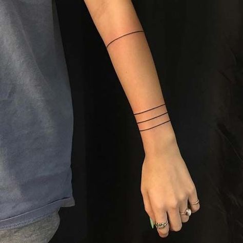 Armband Tattoo Frau, Straight Line Tattoo, Line Tattoo Arm, Pola Tato, Band Tattoos, Armband Tattoos, Tattoo Trend, Stylish Tattoo, Neck Tattoos