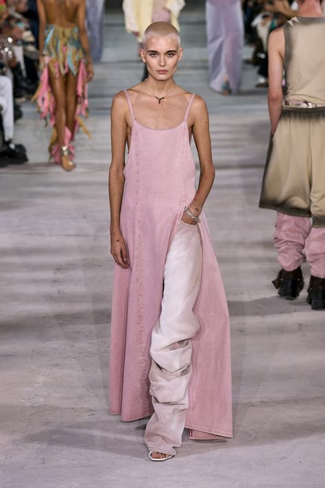 Y/Project - Spring 2024 Ready-to-Wear https://www.vogue.com/fashion-shows/spring-2024-ready-to-wear/y-project/slideshow/collection#29 Dress Over Pants, Look Rose, Y Project, Spring 2024, Couture Collection, Outfits Casuales, Runway Fashion, Pink Dress, Spring Fashion