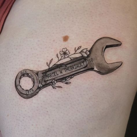 Absolutely nailed this memorial wrench tattoo @thistlekae! Such a thoughtful and detailed way to remember someone special. A true work of art! 🔧🤩⁠ Car Memorial Tattoo, Mechanic Memorial Tattoo, Memorial Tattoos Dad, Mechanic Tattoo Ideas, Creativity Tattoo, Welder Tattoo, Wrench Tattoo, Dad Memorial Tattoo