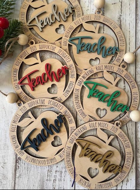 Discover innovative wood slice art and exciting laser projects as you prepare for the festive season ahead! Laser Cut Teacher Gifts, Glowforge Projects Ideas, Laser Cut Projects Ideas, Laser Cut Gift Ideas, Laser Engraving Ideas, Laser Cut Ornaments, Wood Laser Ideas, Engraved Christmas Ornaments, Engraving Projects