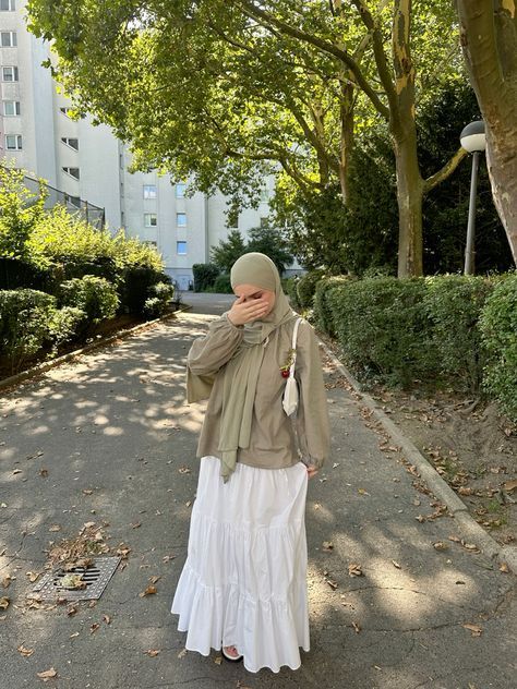 Cottage Core Hijabi Outfits, Green Skirt Outfit Hijab, Hijabi Museum Outfit, Hijab School Outfit, Hijab Modest Outfits, Hijabi Summer Fits, Green Outfit Hijab, Hijabi Outfits Casual Summer, Green Hijab Outfit