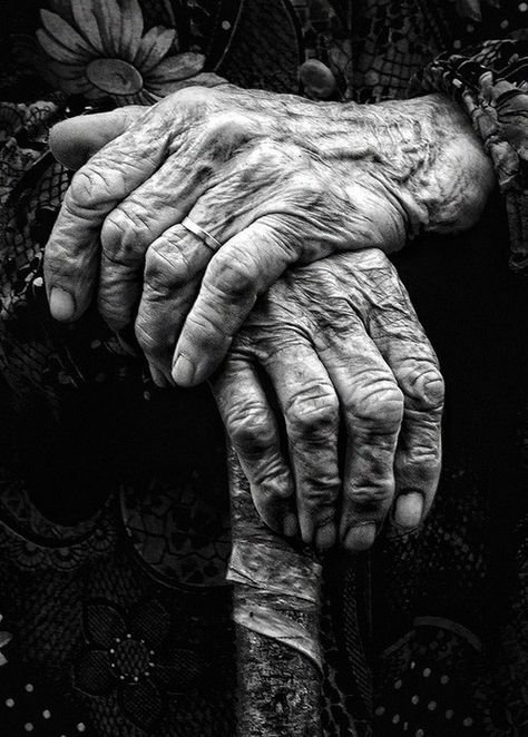 The Meaning of Hands http://wp.me/p3XHbp-mL Hands are a living narrative written by a lifetime of use. There is a story recorded in every weathered crease, a lament in every callous  and an anecdote in every scar ... Photo by Ludmila Yilmaz  @Gwen Tuinman Hand Fotografie, Roberto Clemente, Hand Photography, Foto Tips, Old Hands, Foto Vintage, Foto Art, Old Age, Black White Photos