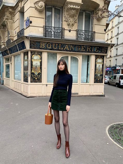 French fall style French Fall Style, Nathalie Dumeix, Parisian Outfit, Stile Blair Waldorf, Parisian Outfits, Adrette Outfits, Fest Outfits, Parisian Chic Style, Paris Chic