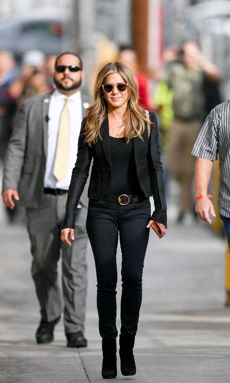 3 Basic Skinny Jean Outfits, Courtesy of Celebs | Who What Wear Jennifer Anniston Style, Jennifer Aniston Style, Jenifer Aniston, Jen Aniston, Jeans Outfit Winter, Faded Black Jeans, Justin Theroux, Black Jeans Outfit, Stylish Celebrities