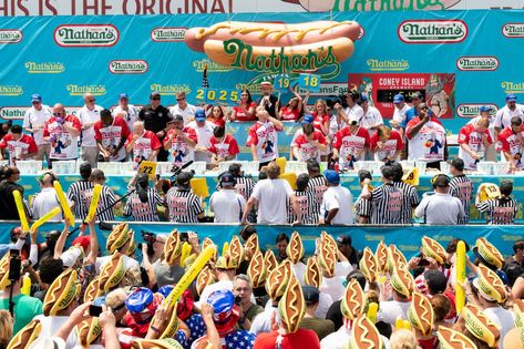 How to watch Nathan’s Hot Dog Eating Contest in Coney Island - Curbed NY Coney Island Hot Dog, Joey Chestnut, Brooklyn Neighborhoods, Riverside Drive, New York Life, Vintage New York, Calorie Intake, Coney Island, Declaration Of Independence