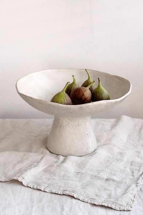 Pottery Pedestal Bowl, Ceramic Pottery Photography, Ceramic Pedestal Bowl, Ceramic Handmade Ideas, Pinch Bowls Ceramics, Ceramic Art Bowl, Home Made Pottery, Pinch Ceramics, Ceramic House Decor