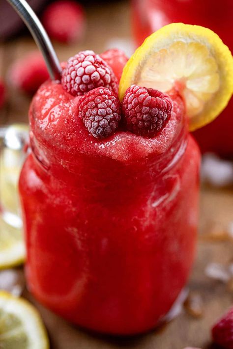 This Frozen Raspberry Lemonade is a refreshing blend of lemon juice, raspberries, sugar, and ice, creating a slushy drink perfect for a hot day! Add lemon slices and frozen raspberries to add an extra touch of color and flavor! It looks as lovely as it tastes! Rasberry Lemonade, Raspberry Lemonade Recipe, Raspberry Juice, Slushy Drinks, Floats Drinks, Frosted Lemonade, Inside Cake, Frozen Raspberries, Lemonade Cocktail