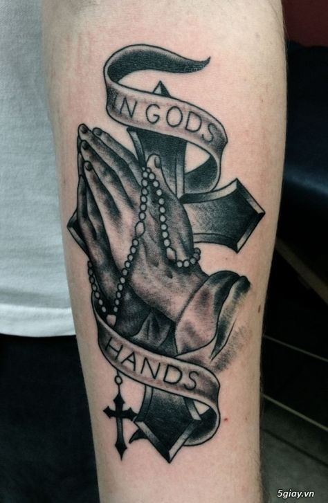 50 Wonderful Praying Hands Tattoo Ideas for Guys Prayer Hands Tattoo, Christus Tattoo, Praying Hands Tattoo Design, Prayer Tattoo, Faith Tattoos, Tato Salib, Scripture Tattoos, Tattoo Ideas Males, Praying Hands Tattoo