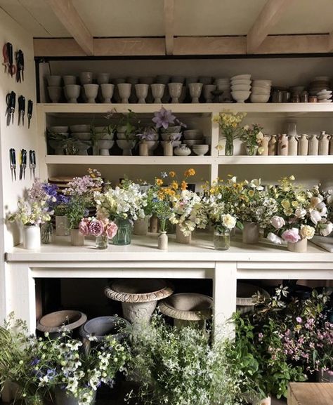 She Shed Flower Shop, Flower Room Ideas, Floral Studio Work Spaces, Flower Shop Decor Ideas, Florist Studio Workspace, Floral Shop Interior, Floristry Workshop, Florist Shop Interior, Flower Arrangement Workshop