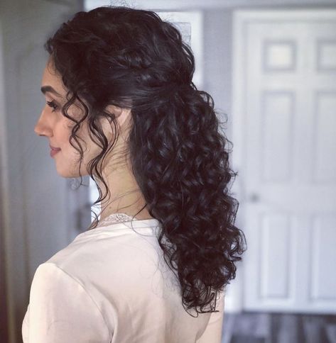 half up half down enahcing natural curl curly hairstyles Engagement Photo Hair, Braids Wedding, Curly Bridal Hair, Down Styles, Bridal Hair Half Up, Thick Natural Hair, Bridal Hair Down, Hair Style On Saree, Hairstyles With Braids