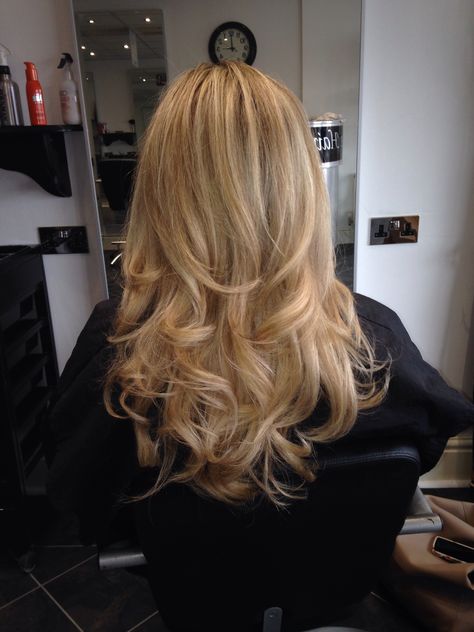 High Light Blonde Hair, Blonde Blow Dry, Wedding Blow Dry, Blow Dry Round Brush Style, Blow Dry With Round Brush, Blonde Bouncy Blowout, Hair Blow Dry Styles, Bouncy Blowout Curls, Bouncy Blowout Medium Hair