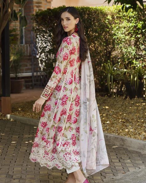 Diy Maxi Dress, Organza Suits, Latest Dress Design, Summer Suit, Salwar Kamiz, Pakistan Fashion, Embroidered Organza, Pakistani Dress, Simple Pakistani Dresses