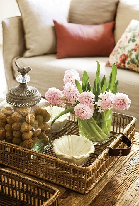 Take Five: Coffee Table Vignettes - The Cottage Market. love the tray. Coffee Table Vignettes, Cottage Shabby Chic, Wicker Decor, Coffee Table Styling, Summer Cottage, Cool Ideas, Wicker Furniture, Tray Table, Decorating Coffee Tables