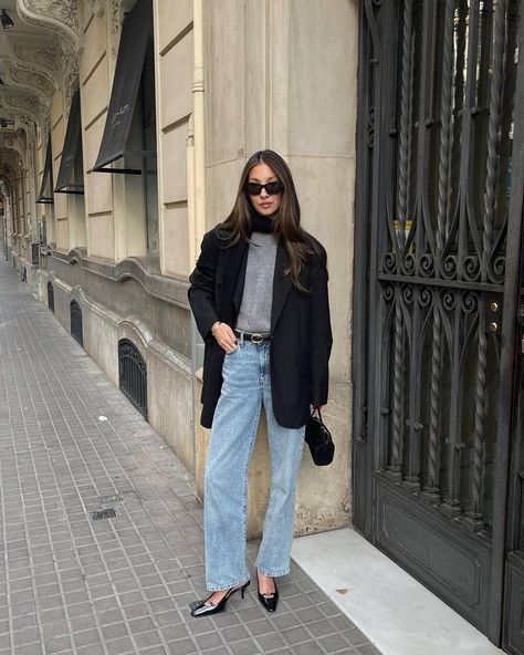 How To Dress In Paris, Parisian Winter Style, Slingback Heels Outfit, Paris In Winter, Kitten Heels Outfit, Parisian Winter, Casual Heels Outfit, What To Wear In Paris, Jeans With Heels