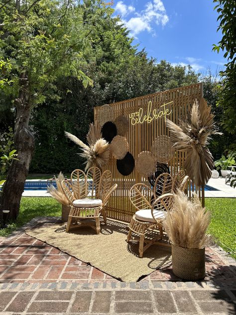 Wicker Party Decor, Bamboo Backdrop Ideas, Bamboo Wedding Decor, Rattan Backdrop, Boho Party Backdrop, Pelamin Klasik, Bamboo Backdrop, Event Venue Business, African Wedding Theme