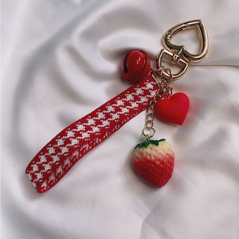 Strawberry Bag Charm Keychain Car Key Fob Strap Bell Red Gold New Birthday Gift Clown Keychain, Cute Keychains For Car Keys, Red Car Accessories, Strawberry Keychain, Strawberry Bag, Red Keychain, School Dr, New Birthday, Kitty Items