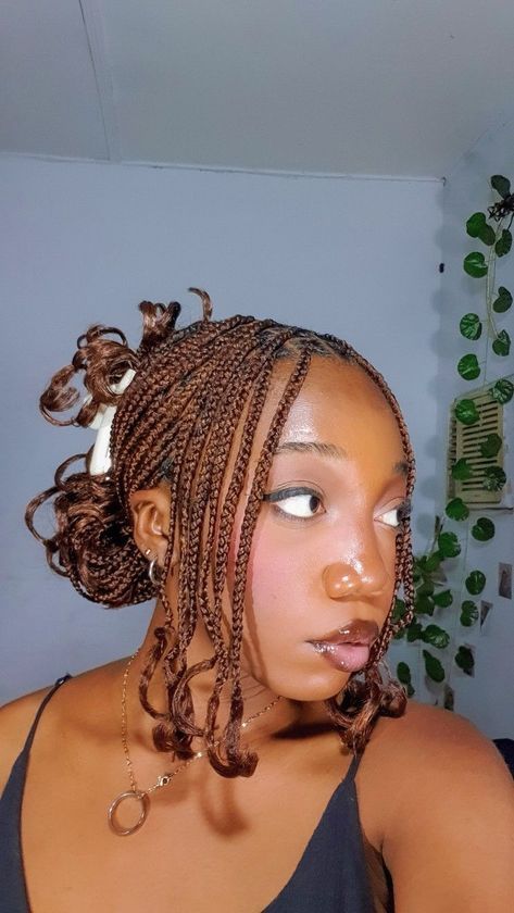 Style Short Braids Black Women, Braided Hairstyles Short Box Braids, Short Braids Aesthetic, Mini Box Braids With Curly Ends, Face Framing Braids Black Women, Short Braids Styles For Black Women, Short Braids For School, Short Braids Ideas For Black Women, Short Braids Hairstyles With Curls