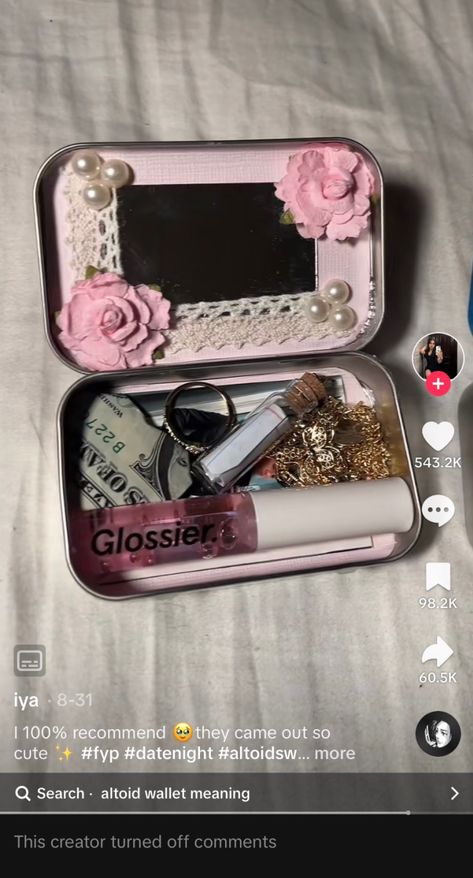 People Are Turning Altoids Mint Tins Into Tiny Metal Wallets And They Are Adorable Tin Diy Ideas, Mint Container Crafts, Mint Box Wallet, Mint Tin Wallet, Altoid Tin Ideas For Boyfriend, Decorated Altoid Tins, Metal Box Ideas, Altoid Tin Gifts, Tin Box Crafts