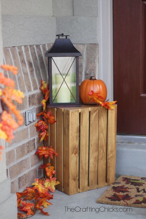 Lantern for a fall porch Fall Porch Ideas, Fall Front Porch Decor Ideas, Outside Fall Decor, Decoration Vitrine, Decor Ikea, Hemma Diy, Fall Front Porch Decor, Diy Outdoor Decor, Fall Deco