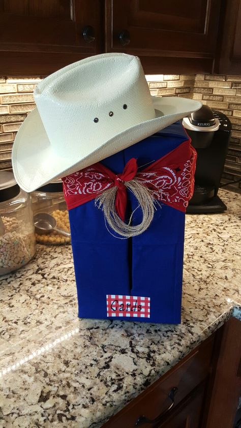 Graduation card box for the cowboy Rodeo Valentine Boxes, Western Card Box Ideas, Cowboy Valentines Boxes, Cowboy Hat Centerpiece, Party Card Box, Graduation Card Box, Boys Crafts, Horse Valentine, Valentine Boxes For School