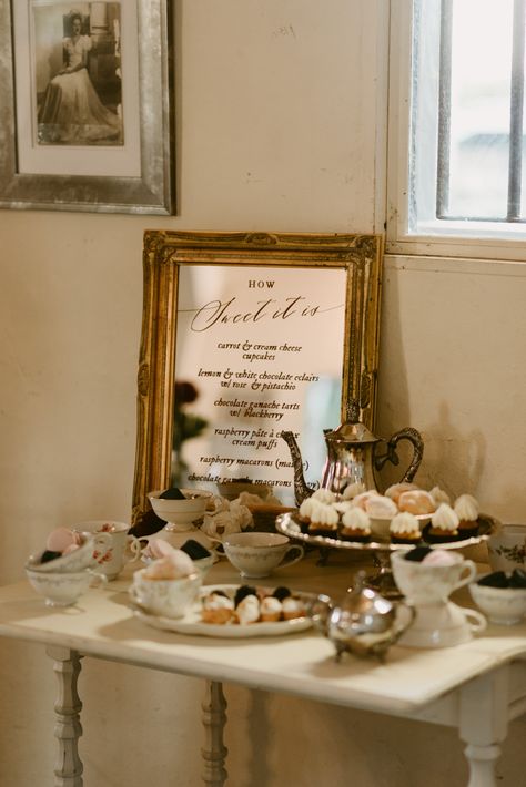 If You're Thinking About Thrifting Your Decor, You Have to See This Chic Antique Historic Walton House Wedding | Junebug Weddings Chic Wedding Theme Ideas, Vintage Decor For Wedding, Antique Wedding Inspiration, Antique Bridal Shower Decor, Victorian Wedding Traditions, Old Romance Wedding, Simple Vintage Wedding Decorations, Modern Victorian Wedding Decor, Antique Modern Wedding