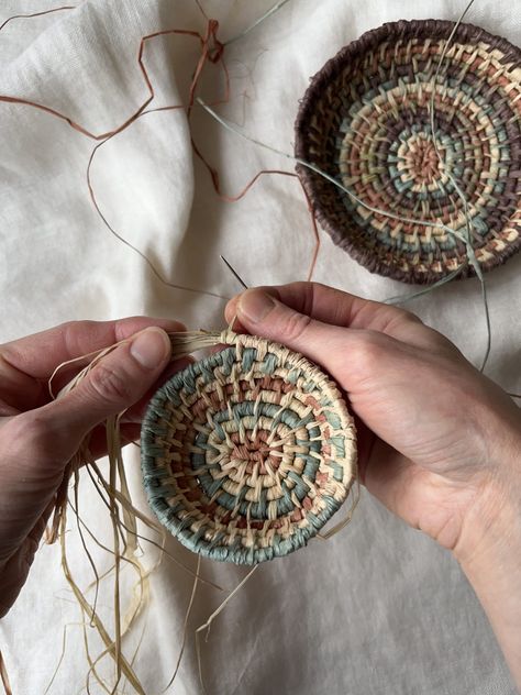 Dye Raffia & Make Baskets - Rebecca Desnos Raffia Weaving, Cosy Chair, Raffia Crafts, Weaving Baskets, Weaving Diy, Raffia Basket, Dyeing Tutorials, Basket Weaving Diy, Basket Weaving Patterns