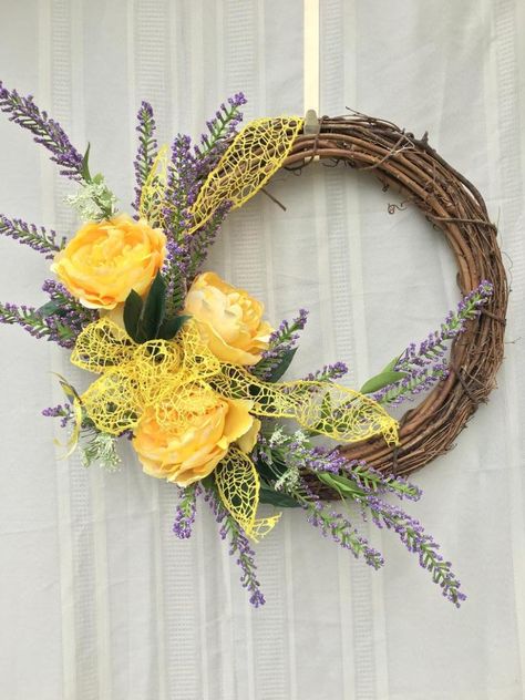 Yellow Wreaths, Wreath Ideas For Front Door, Summer Wreath Ideas, Door Wreaths Spring, Summer Wreaths For Front Door, Sunflower Burlap Wreaths, Yellow Wreath, Door Farmhouse, Front Door Wreaths