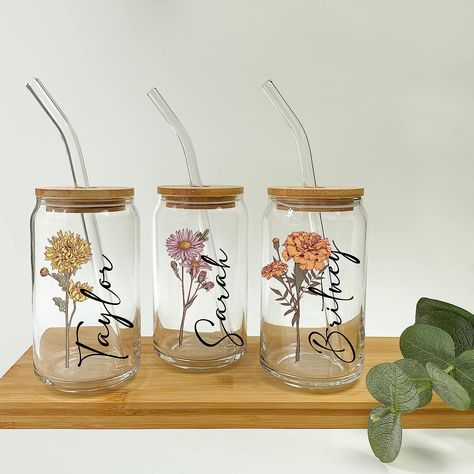 Glass Cups With Vinyl Names, Personalised Glass Tumbler, Custom Glass Coffee Cups, Glass Cup With Vinyl, Personalized Glass Tumblers, Glass Iced Coffee Cup Designs, Custom Cup Ideas Vinyl, Glass Cup Designs Vinyl, Glass Cups With Bamboo Lids