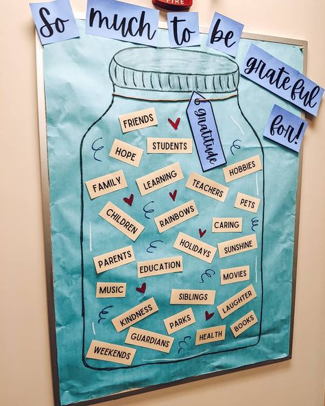 Gratitude Jar Bulletin Board Motivational Bulletin Boards For School, Mentor Board Ideas, Decorate Poster Board Ideas, School Project Board Ideas, Class Boards Decoration, Bulletin Ideas For School, Work Gratitude Board, Teaching Boards Ideas, Class Bulletin Boards Elementary