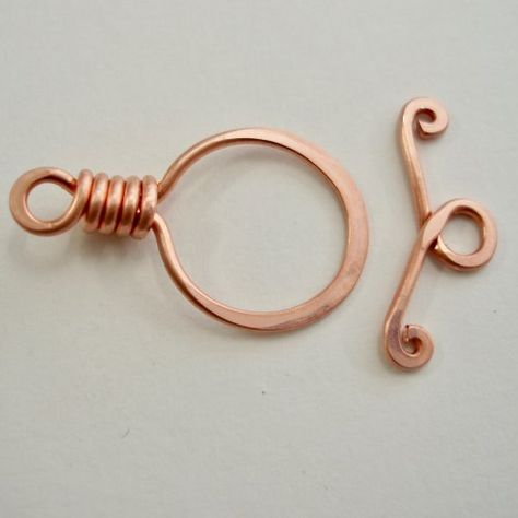 Abby Hook's Simple T-bar and Toggle Clasp | Findings & Components, Toggles & Clasps, Earwire & Headpin Diy Toggle Clasp How To Make, Wire Creations, Jewelry Making Patterns, Wire Jewelry Making, Bijoux Fil Aluminium, Bead Making, Wire Jewelry Tutorial, Wire Jewelry Designs, Diy Jewelry Findings